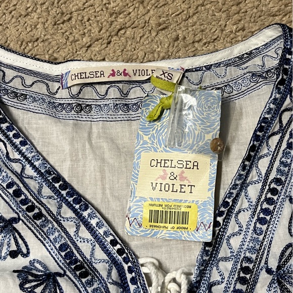 NWT, Chelsea and Violet Flower Top, size XS. - Picture 3 of 3